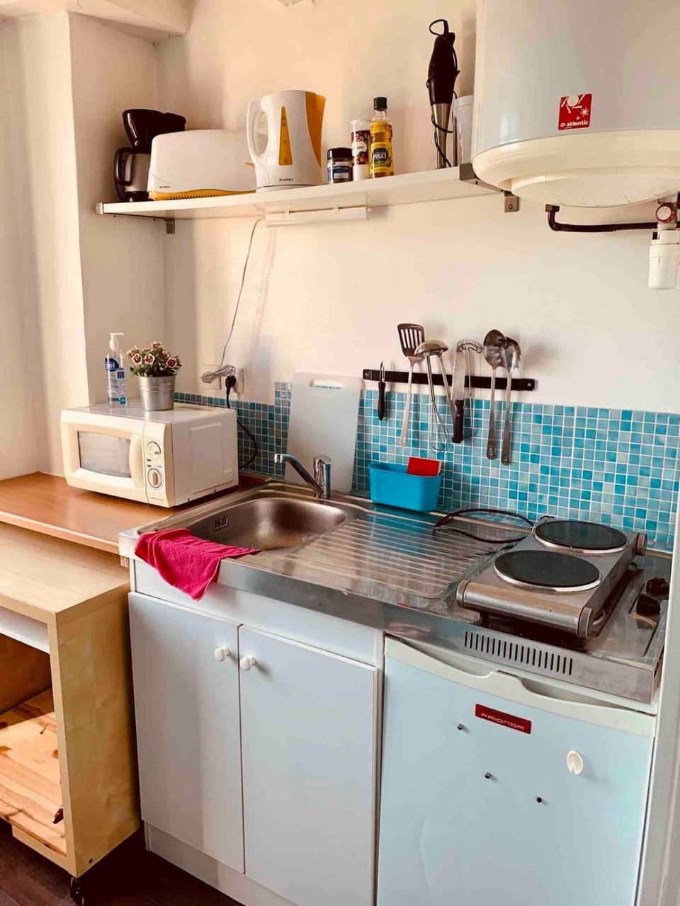 Coffee/tea facilities, Kitchen or kitchenette, stove