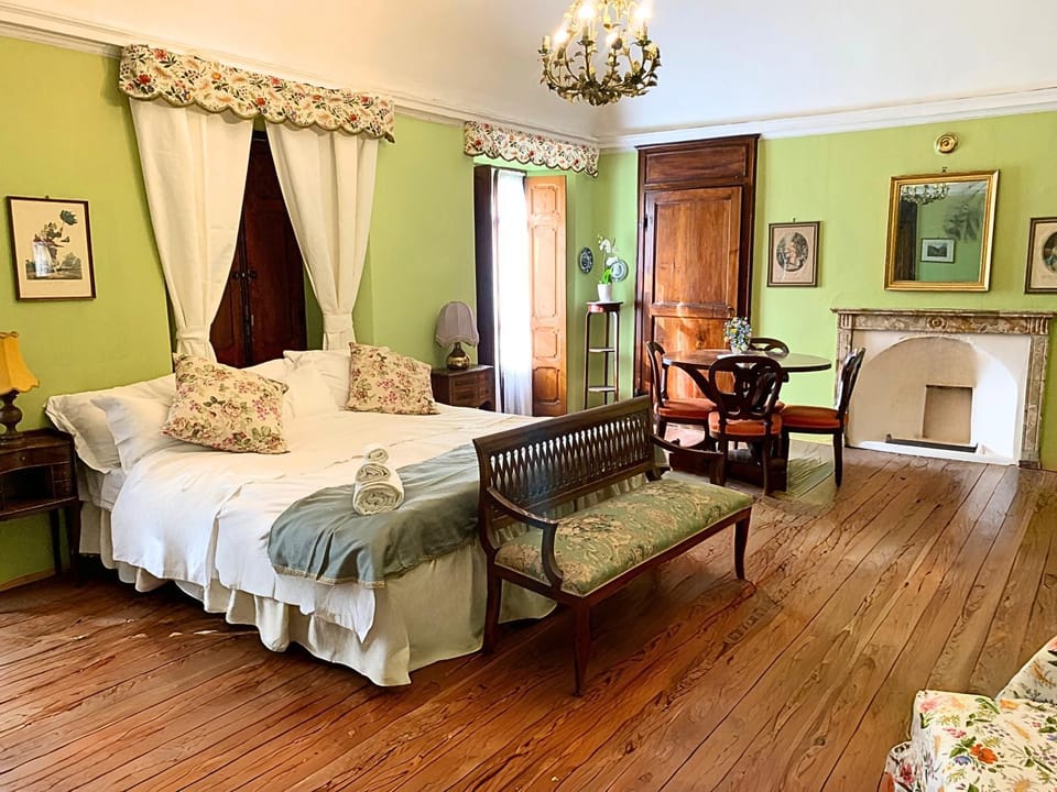 Bed, Photo of the whole room, Seating area