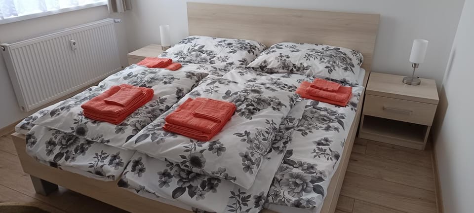 Bedroom, towels