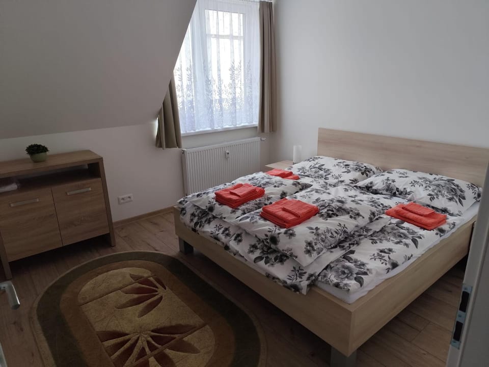 Bedroom, towels