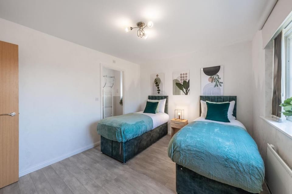 Toilet, Bed, Bathroom, Photo of the whole room, Bedroom