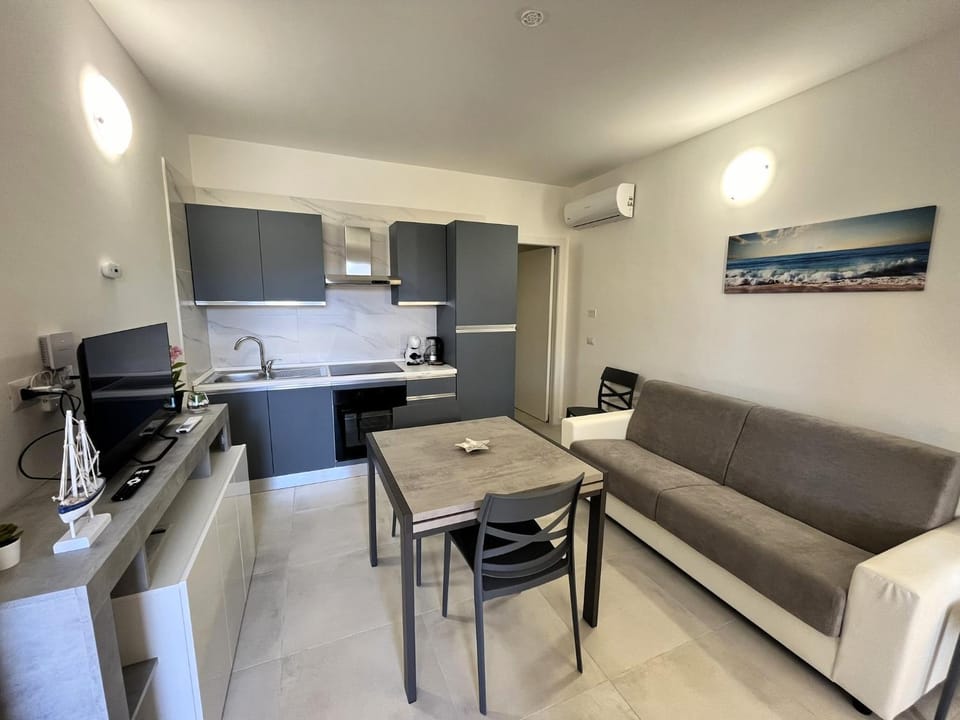 Kitchen or kitchenette, Living room, Seating area, Dining area, internet, oven, stove, air conditioner