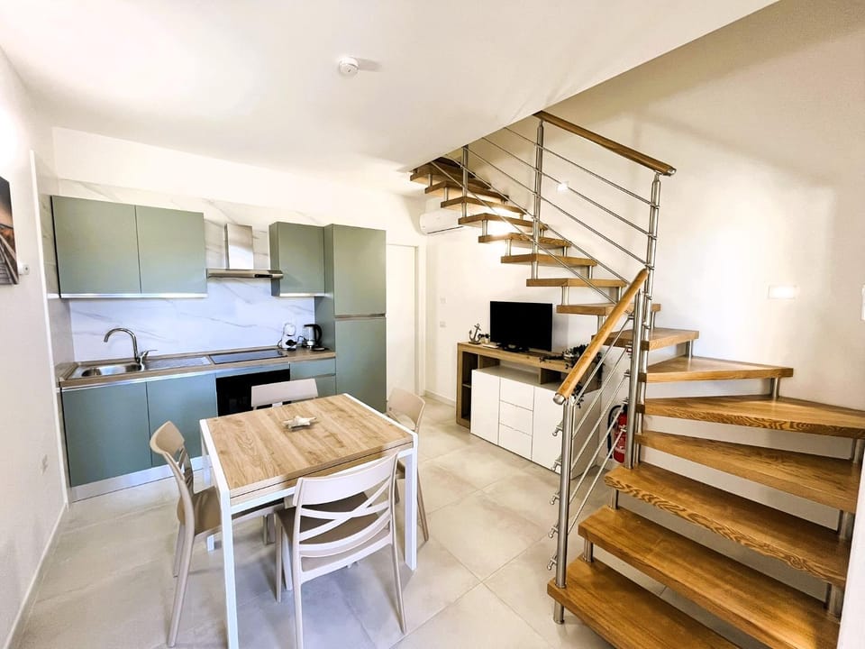 Kitchen or kitchenette, Dining area, oven, stove