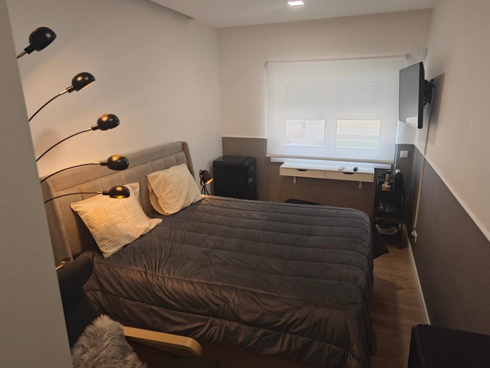 Bed, TV and multimedia, Bedroom