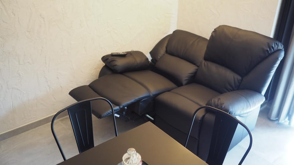 Day, TV and multimedia, Kitchen or kitchenette, Living room, Seating area, kitchen, kitchen