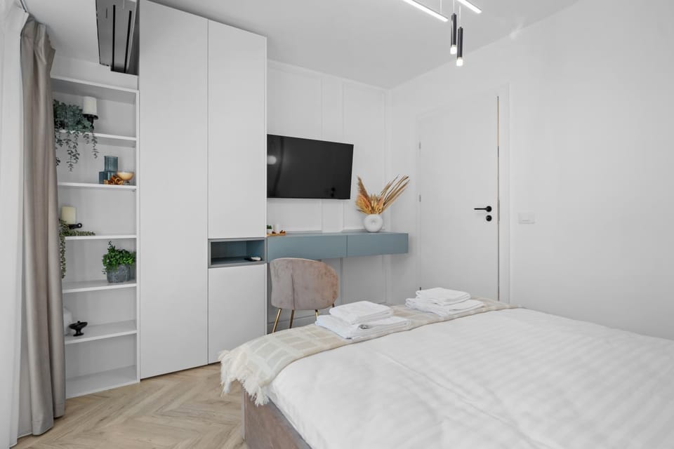 Bed, Bedroom, towels, wardrobe