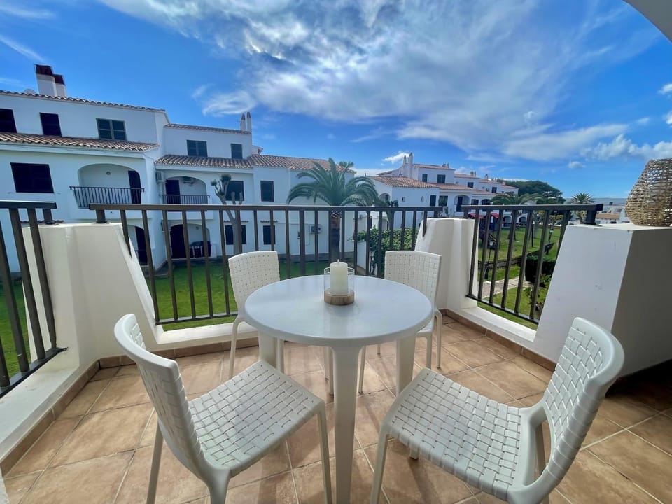 Oasis Cala’n Porter con piscinas y junto la playa. Apartment in Balearic Islands