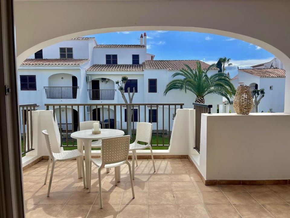 Oasis Cala’n Porter con piscinas y junto la playa. Apartment in Balearic Islands