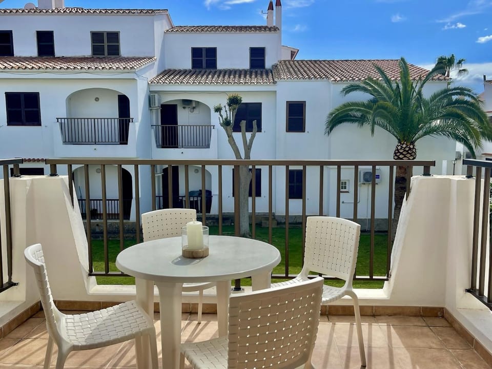 Oasis Cala’n Porter con piscinas y junto la playa. Apartment in Balearic Islands