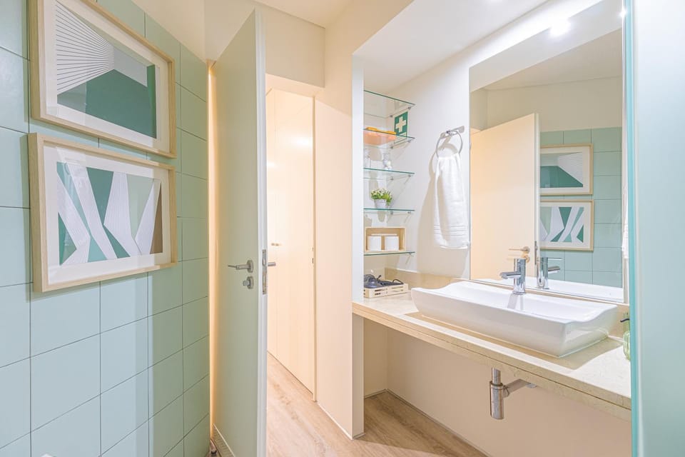 Bathroom, towels