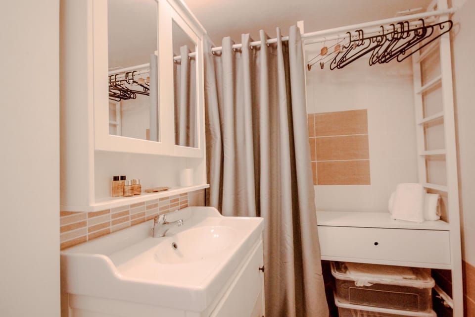 Bathroom, towels
