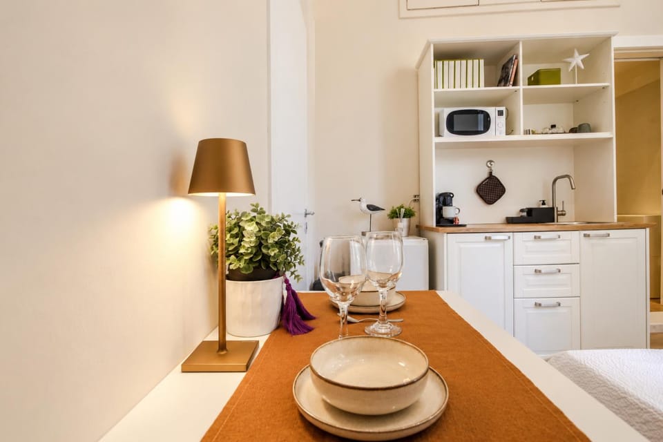 Kitchen or kitchenette, Living room, Seating area, kitchen