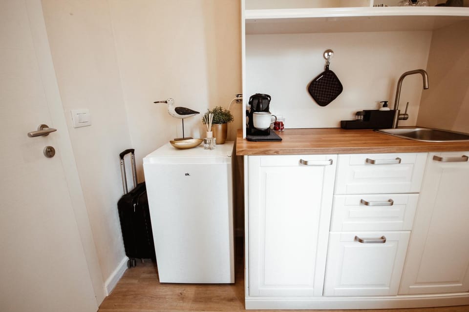 Coffee/tea facilities, Kitchen or kitchenette, stove