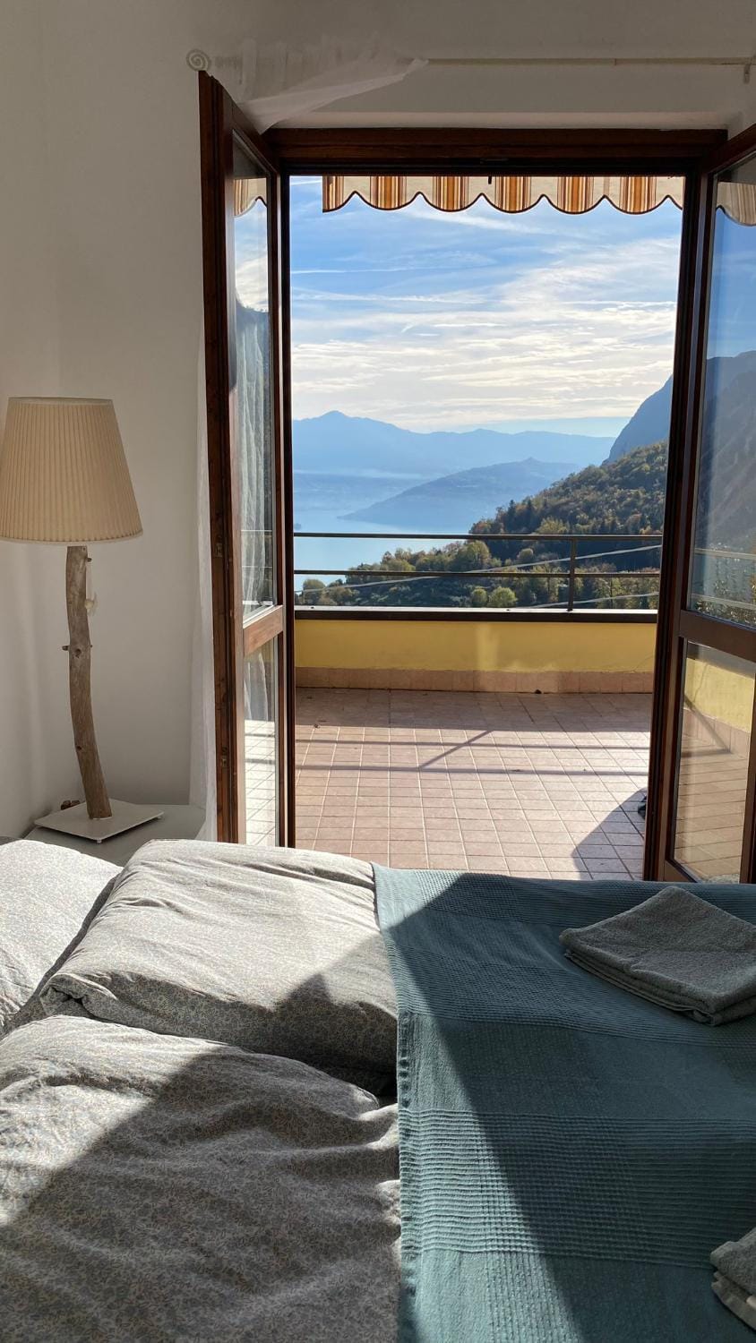 Bed, Natural landscape, Photo of the whole room, Bedroom, Lake view, Mountain view