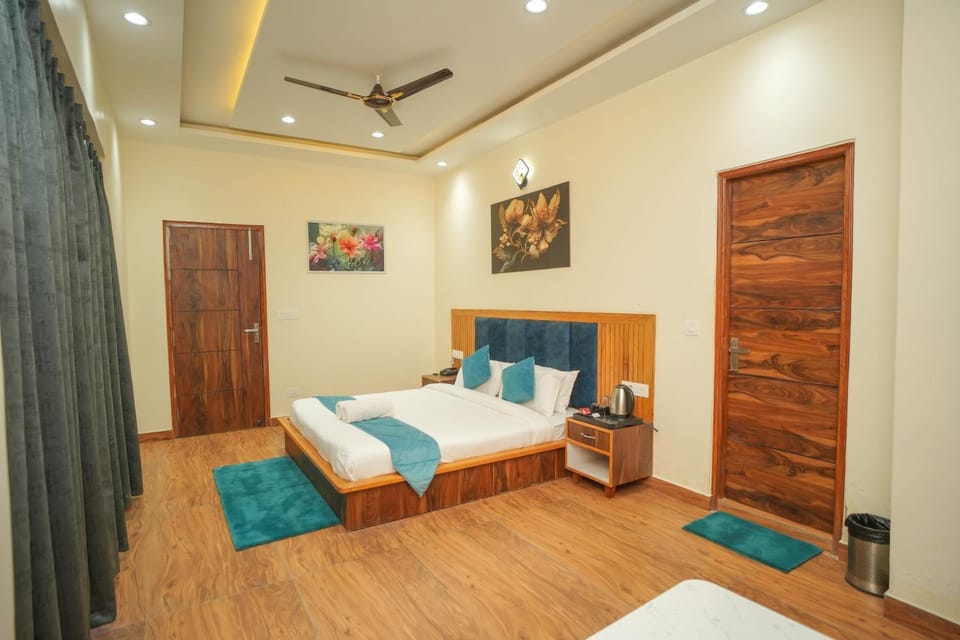 Bed, TV and multimedia, Photo of the whole room, wardrobe