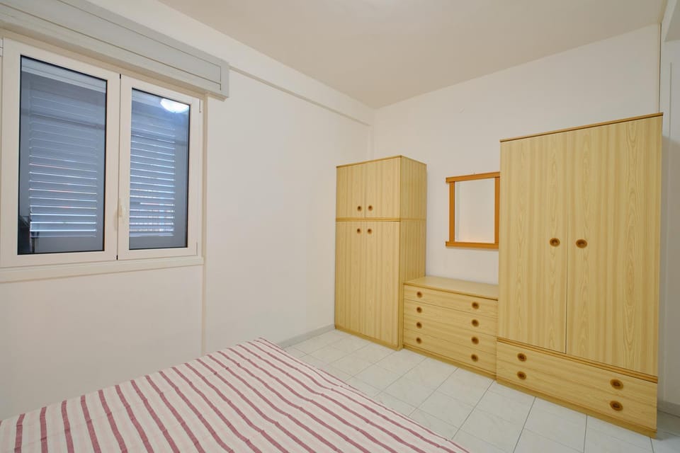 Photo of the whole room, Bedroom, wardrobe