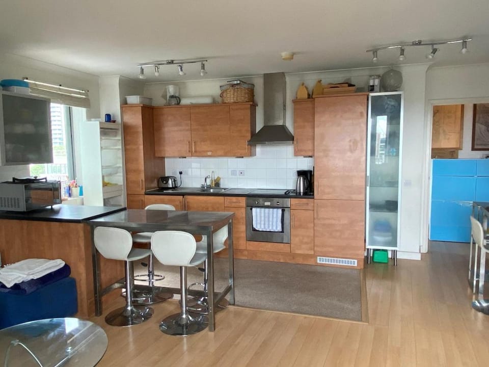 2 Bed Flat with Balcony - Zone 1 Central London Apartment in London Borough of Southwark