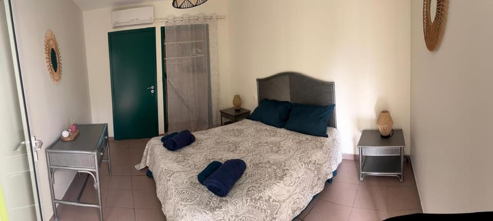 Photo of the whole room, Bedroom