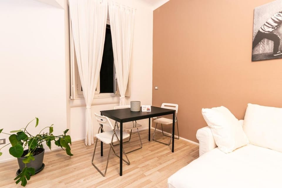 Milano Chic Elegante Rifugio a Due Passi dalla M4 Apartment in Milan