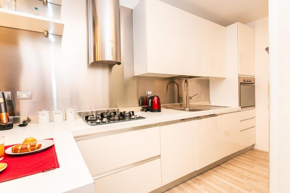 Milano Chic Elegante Rifugio a Due Passi dalla M4 Apartment in Milan