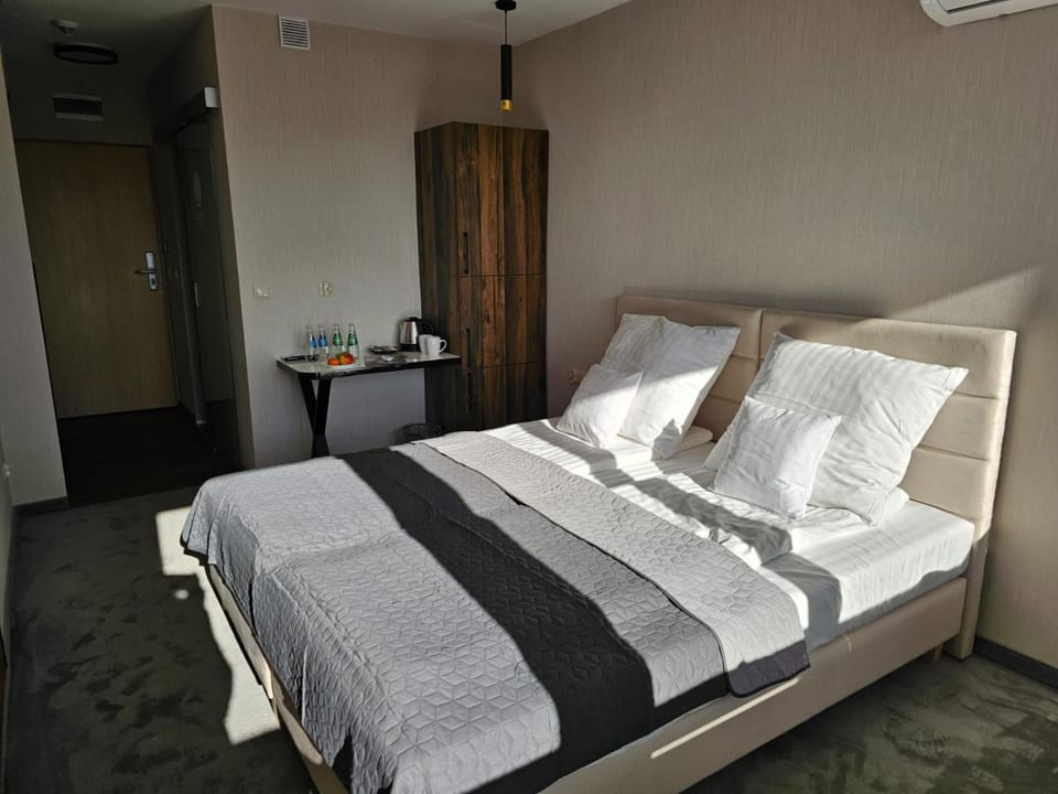 Photo of the whole room, Bedroom, air conditioner