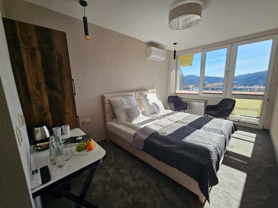 Photo of the whole room, Bedroom, Mountain view