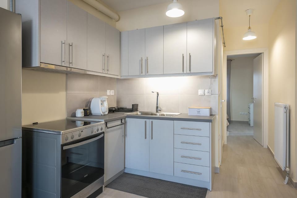 Coffee/tea facilities, Kitchen or kitchenette, oven, stove