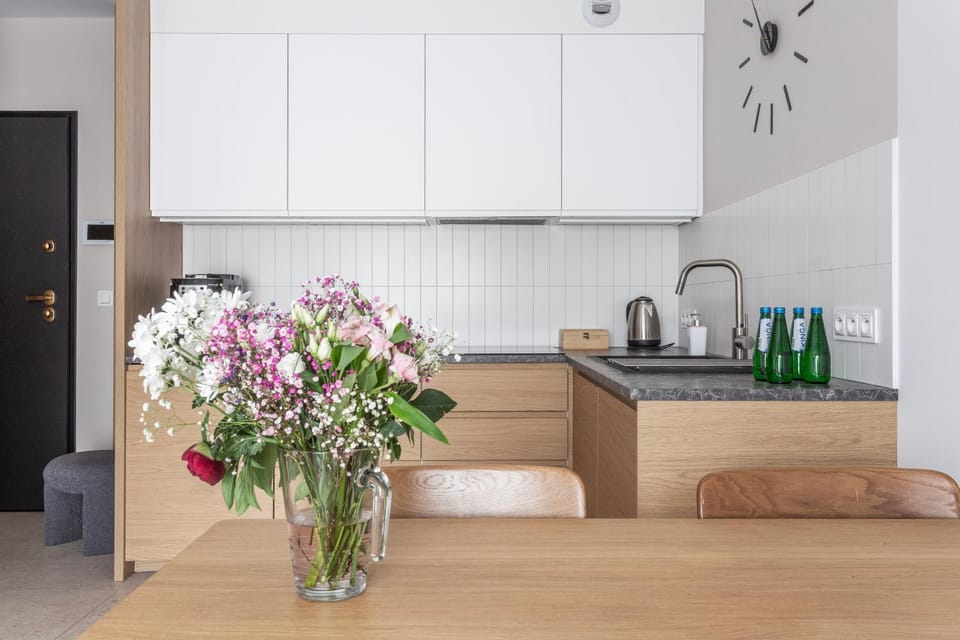 Coffee/tea facilities, Kitchen or kitchenette, Dining area, stove