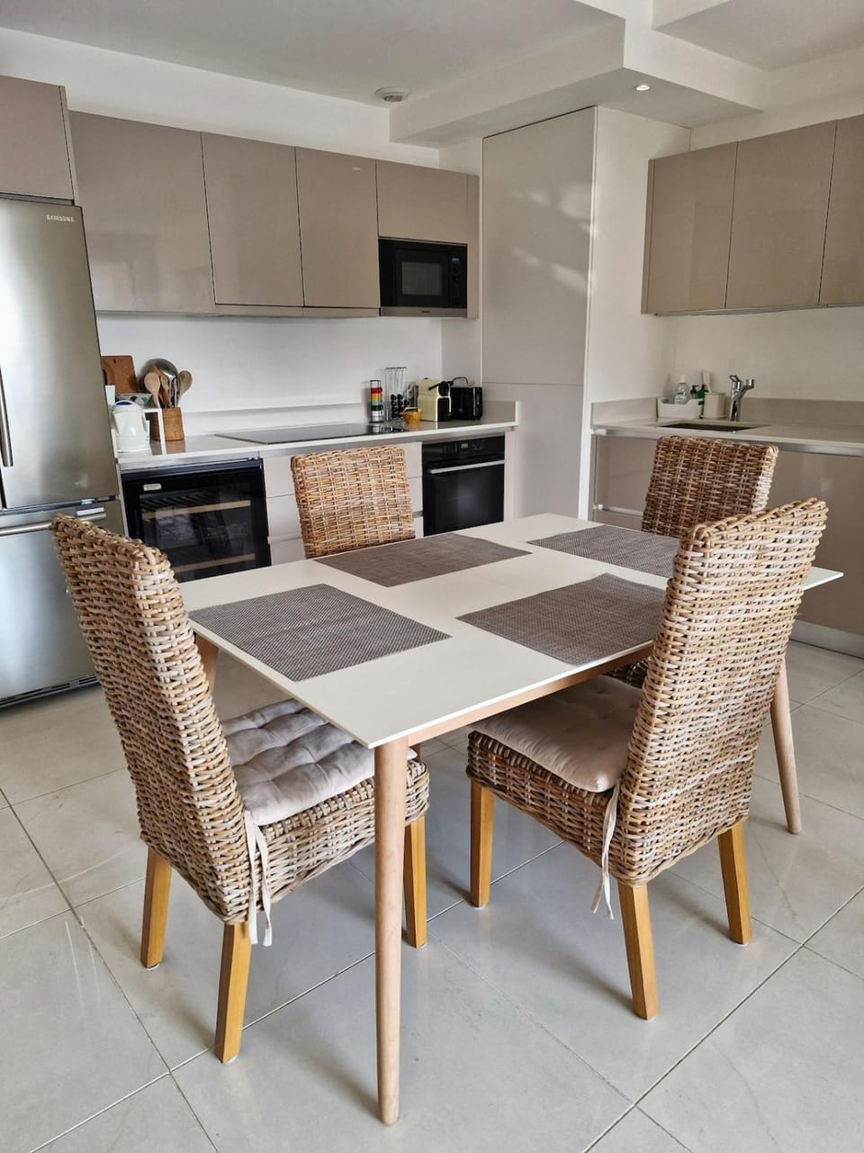 Kitchen or kitchenette, Dining area