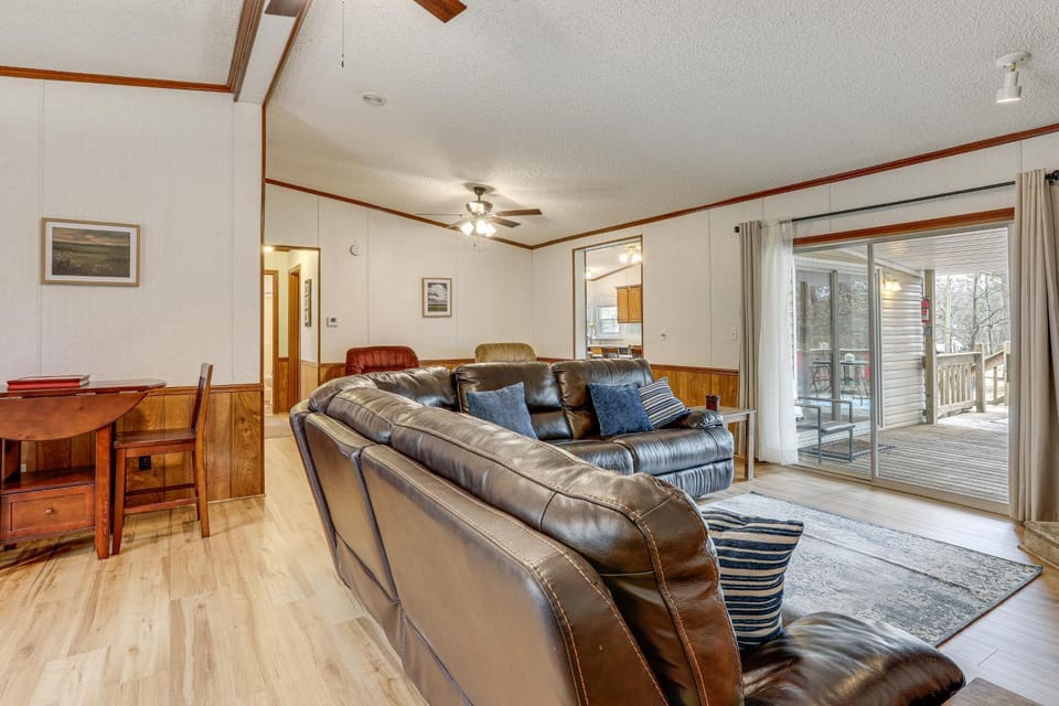 Less Than 1 Mi to Greers Ferry Lake Dog-Friendly Home! House in Greers Ferry Lake