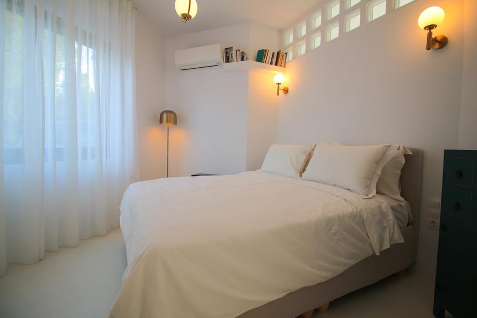 Bed, Photo of the whole room, Bedroom, air conditioner