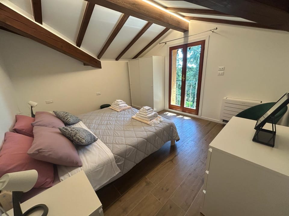 Bed, Photo of the whole room, Bedroom, towels