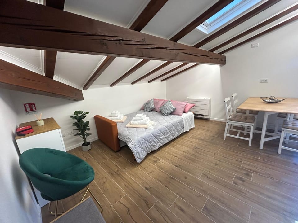 Bed, Living room, Photo of the whole room, Seating area, Dining area, Bedroom