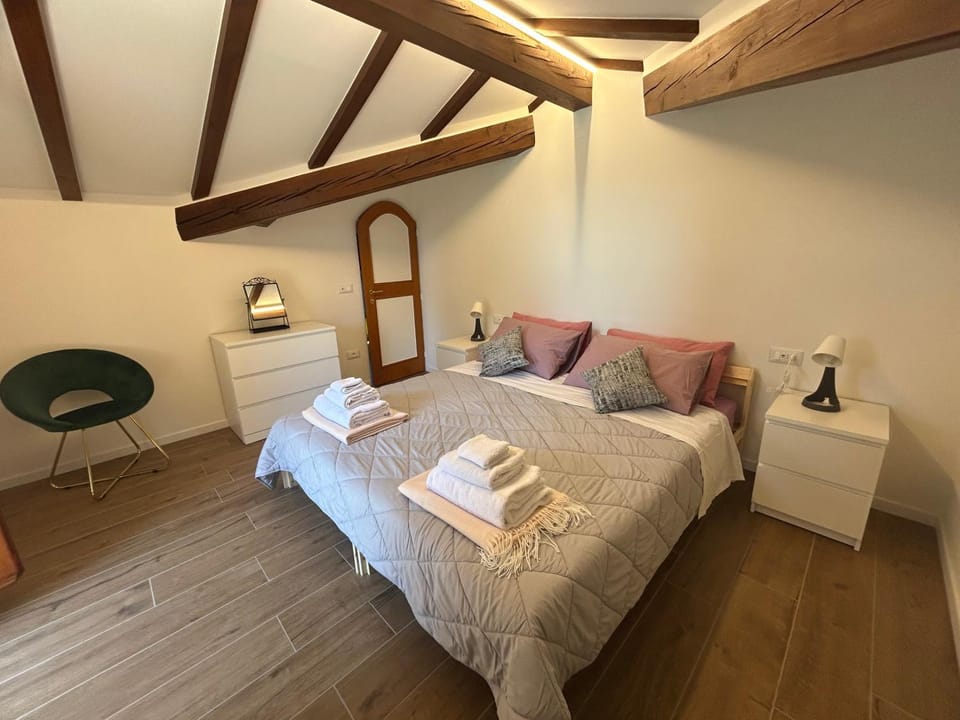 Bed, Living room, Photo of the whole room, Bedroom, towels