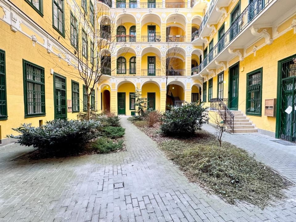 R5 Patio 2 Bedrooms Free Parking Apartment in Budapest