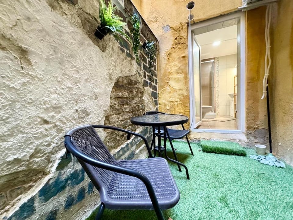 R5 Patio 2 Bedrooms Free Parking Apartment in Budapest