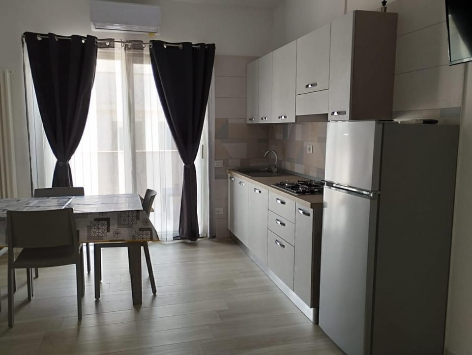 Kitchen or kitchenette, Dining area, stove