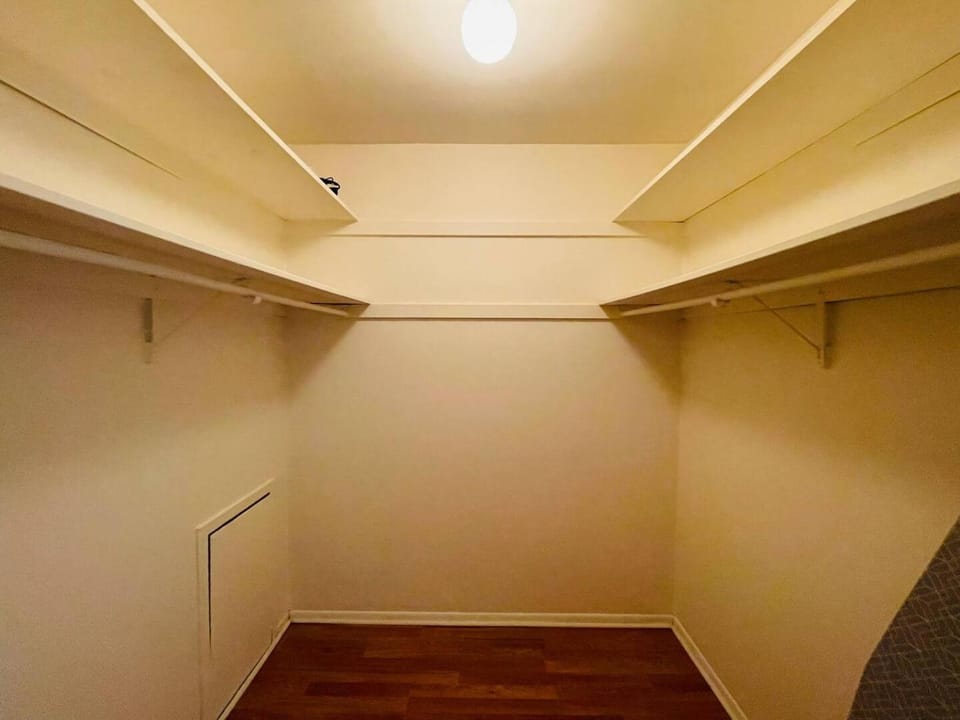 Spacious 2Br2Ba - Pool, Balcony Free Parking! Apartment in Cheltenham Township