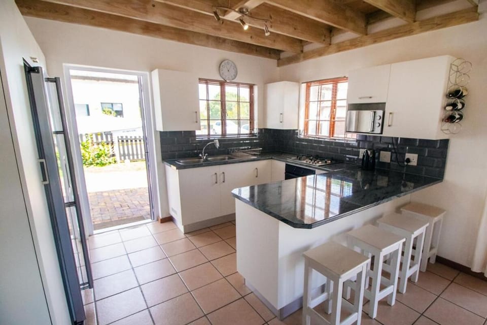 Cozy home 2 mins from the beach House in Eastern Cape