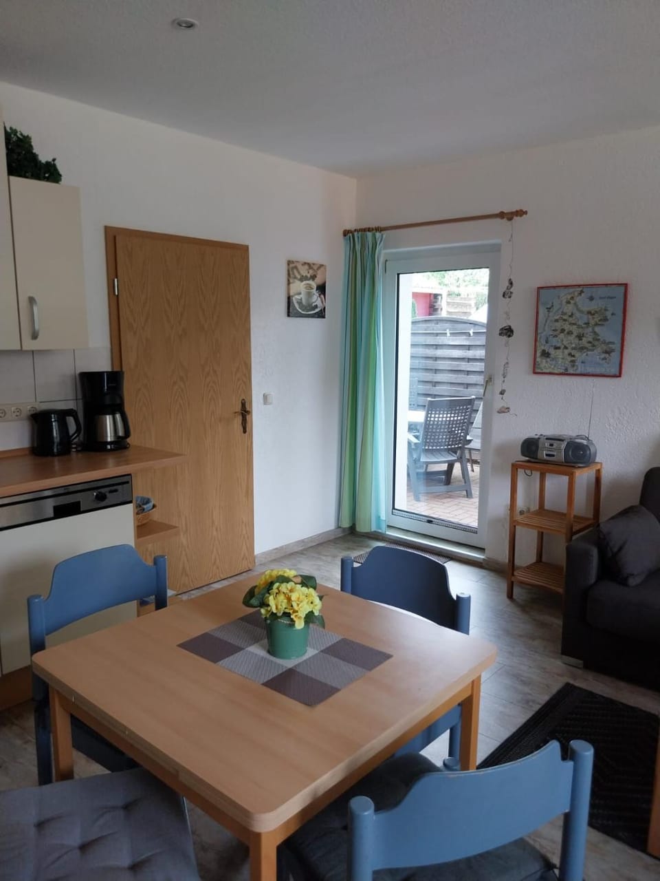 Kitchen or kitchenette, Dining area