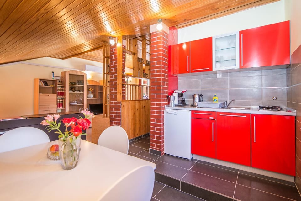 Kitchen or kitchenette, Dining area