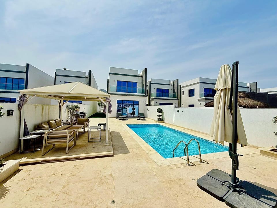 Lux 4 with Assistance room with Pool and Sea View Villa in Sharjah