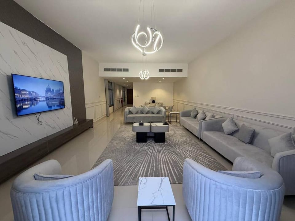 Lux 4 with Assistance room with Pool and Sea View Villa in Sharjah