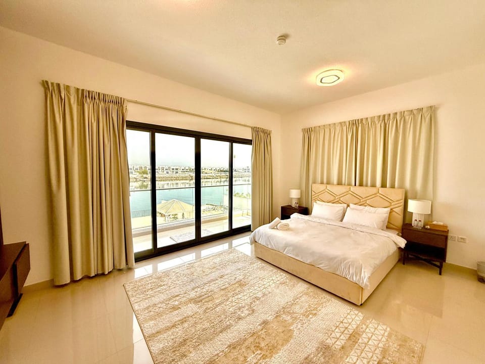 Lux 4 with Assistance room with Pool and Sea View Villa in Sharjah