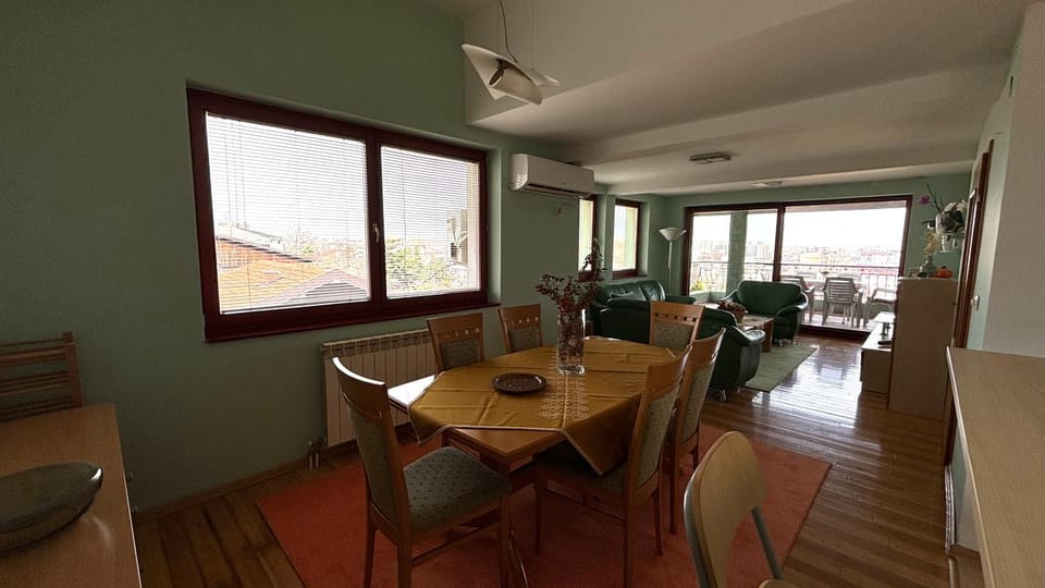 Living room, Seating area, Dining area, air conditioner