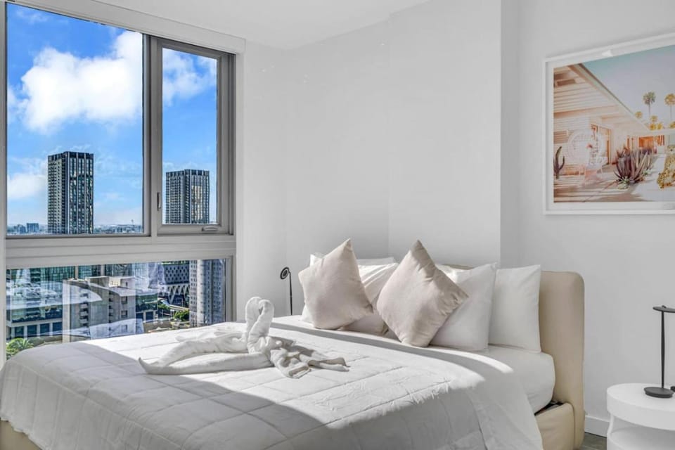 Stylish Studio and Den Across from Bayside Miami Apartment in Miami