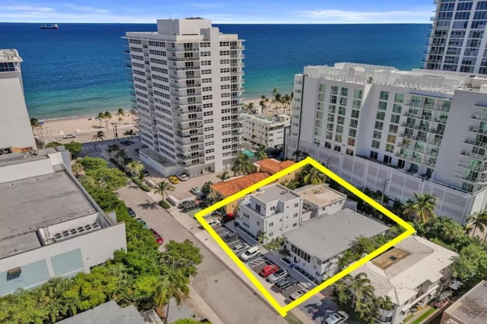 Eden Escape 1 BR 2202 Walk to FLT Beach Apartment in Fort Lauderdale