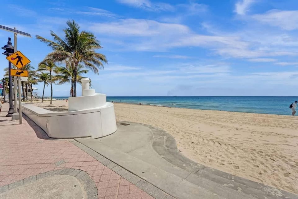 Eden Escape Studio 2103 Walk to FLT Beach Apartment in Fort Lauderdale