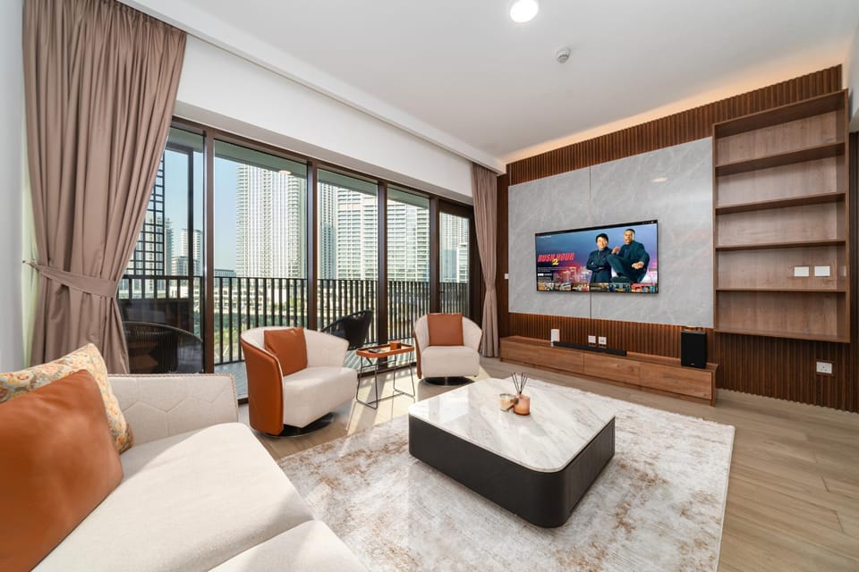 Luxury 2-Bed Retreat with Stunning Creek Views Apartment in Dubai