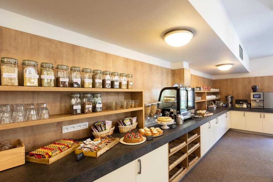 Coffee/tea facilities, Food and drinks, Food, Breakfast, Continental breakfast, Buffet breakfast, toaster